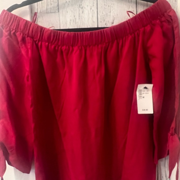 Off the shoulder’s top - Picture 3 of 3